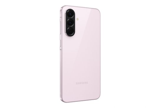 Achterkant van een lichtroze Samsung Galaxy A56 5G, met drievoudige camera opstelling.