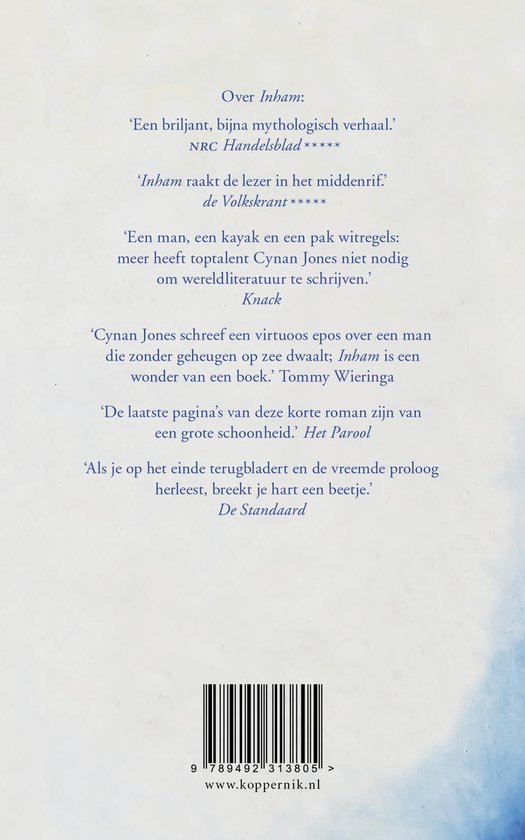 Achterkant van een boek met recensies en een barcode. De tekst is in het Nederlands.