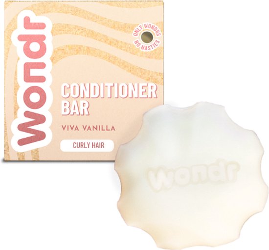 Barre de conditionneur Wondr Viva Vanilla pour cheveux bouclés, à côté de son emballage à rayures ondulées.
