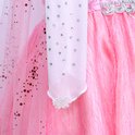 Detail van de mouw van de roze prinsessenjurk, versierd met strass steentjes en een sneeuwvlok.