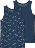 Twee nachtblauwe tanktops. Eén top heeft een all-over print van witte skateboards. De andere is effen.