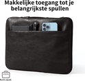 Zwarte laptoptas met voorvak waarin een telefoon, pennen en een notitieboekje passen. Ruim zijvak.