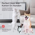 Een witte kat en een Shiba Inu zitten naast een bank, met een kitten die eraan krabt. Tekst: 'Perfect Voor Alle Katten En Honden'.
