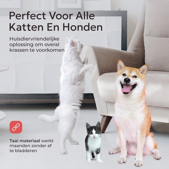 Een witte kat en een Shiba Inu zitten naast een bank, met een kitten die eraan krabt. Tekst: 'Perfect Voor Alle Katten En Honden'.