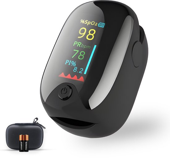 Zwarte pulsoximeter met schermafbeelding die 98% SpO2, 78 PRbpm en 8.2 PI% weergeeft. Met opbergtasje en twee batterijen.