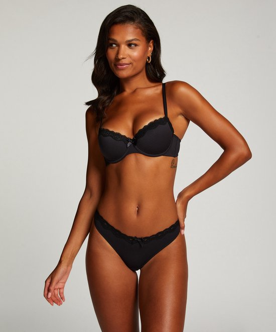 Model in zwarte voorgevormde beugel bh met geribbelde stof en kanten rand.