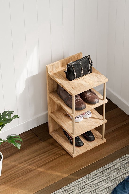 Houten schoenenrek met 4 planken, met een zwarte handtas, bruine schoenen en sneakers.
