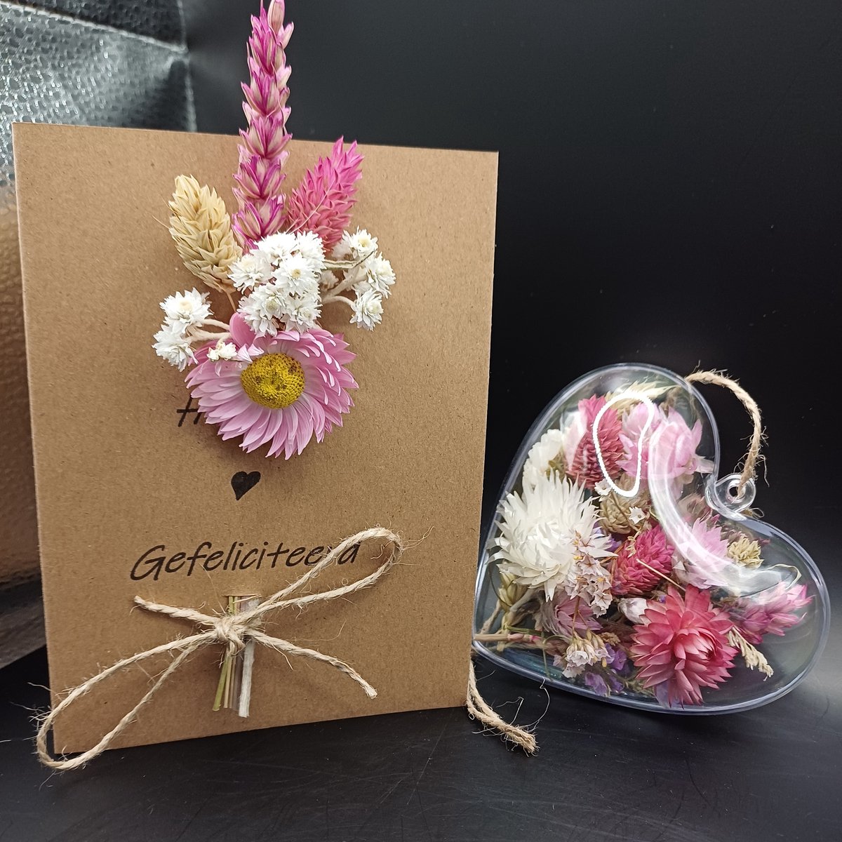 Droogbloemenkaart "Hartelijk gefeliciteerd" en hart met droogbloemen in roze en naturel tinten - decoratie - cadeau - boeket - bloemen - krans - bruiloft - feest - liefde - verjaardag - wenskaart - bloemenhart - bloemstuk