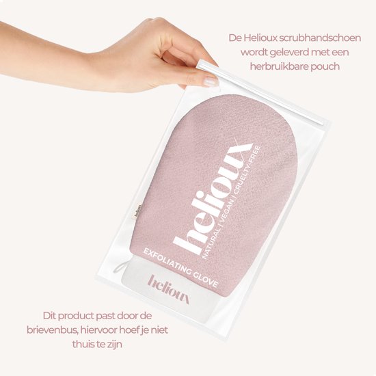 Hand houdt roze scrubhandschoen in herbruikbare, doorzichtige pouch vast. Product past door brievenbus.