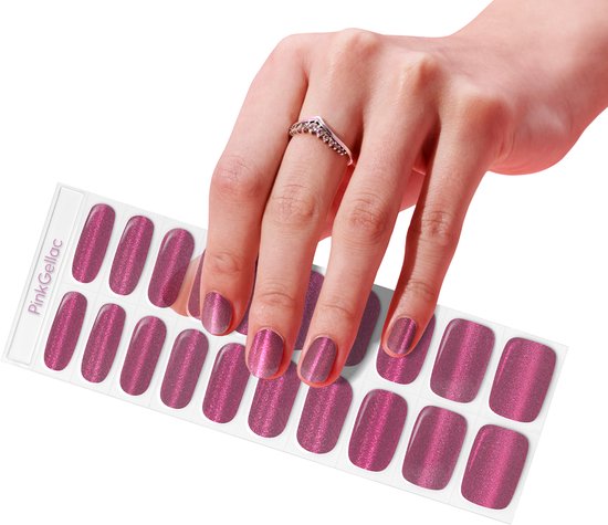 Een hand met een ring draagt een vel met 20 roze glitter nagelstickers met verschillende maten.