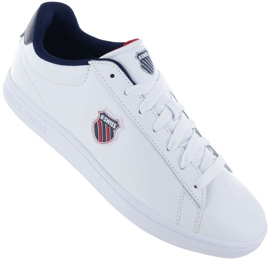 Witte K-Swiss sneaker met geborduurd K-Swiss schildlogo op de zijkant en navy hiel.
