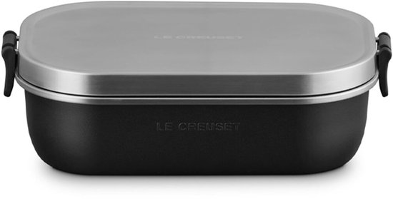 Boîte à lunch Le Creuset noire avec couvercle argenté et fermoirs à clips noirs.