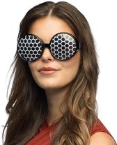 Vrouw met ronde zonnebril met bijenkorfontwerp en zwarte monturen.
