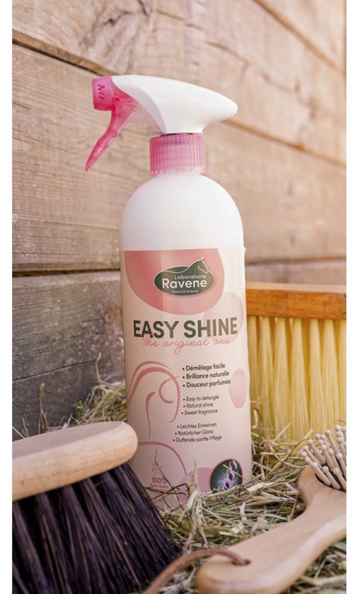 Witte sprayfles met roze dop en spuit, met 'EASY SHINE' erop. Omringd door borstels en hooi.