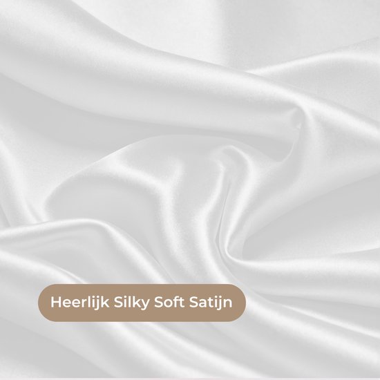 Gedetailleerde textuur van glanzend witte satijnstof, met de tekst 'Heerlijk Silky Soft Satijn'.
