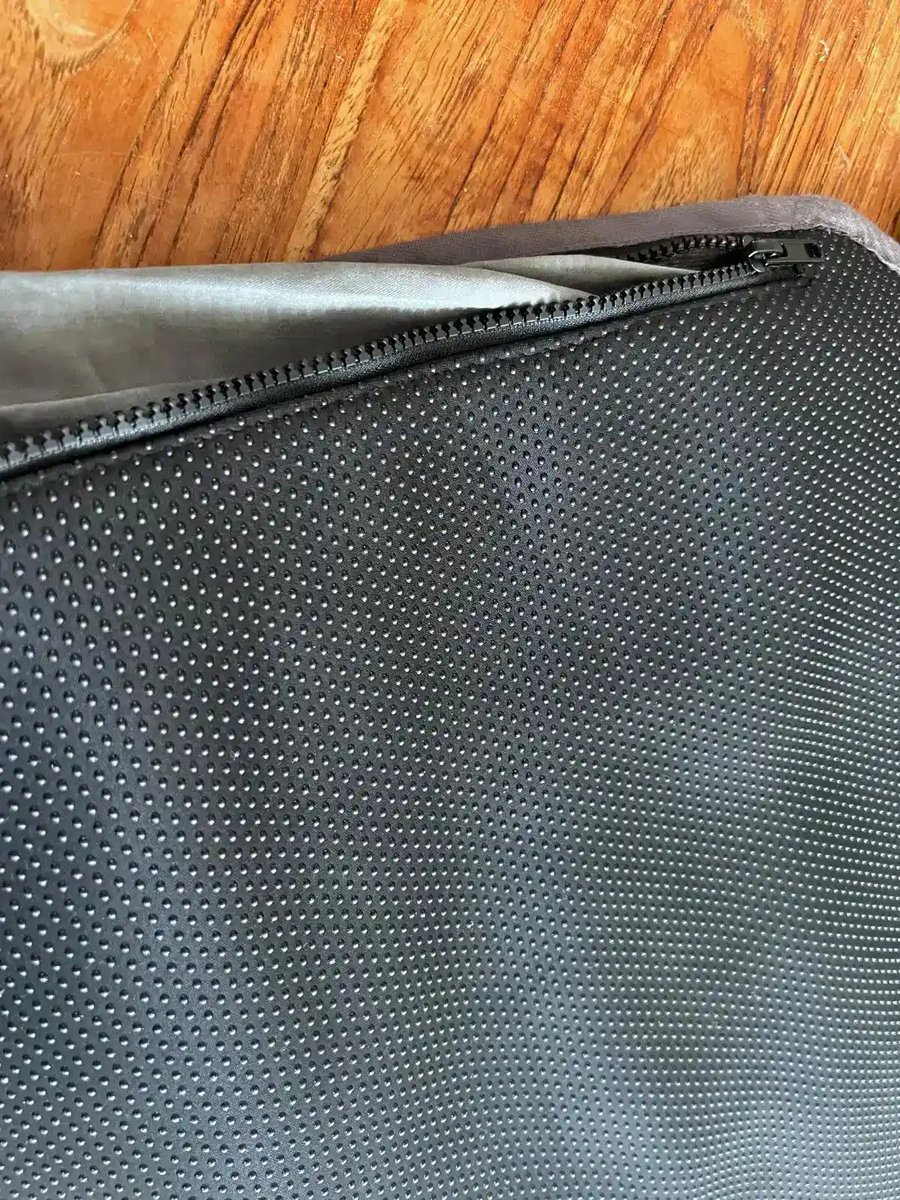 Nikki Amsterdam | The.Seat Pad | Warmtedeken | Stoelverwarmer | Duurzaam & Draadloos | Infrarood warmtedeken | Bureaustoelkleed | 135 x 45 cm | Woolly | Taupe | Bruin | Beige | Binnen en Buiten | Incl. Powerbank (16000mAh) | Gebruiksduur: tot 12 uur – foto 5