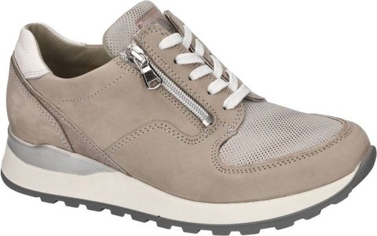 Grijze sneaker met rits, witte veters en zilverkleurige details. Zijaanzicht.