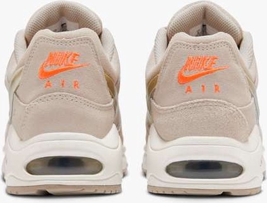 Beige Nike Air Max Command PRM sneakers met oranje Nike Air logo op de hiel en zichtbare Air unit.
