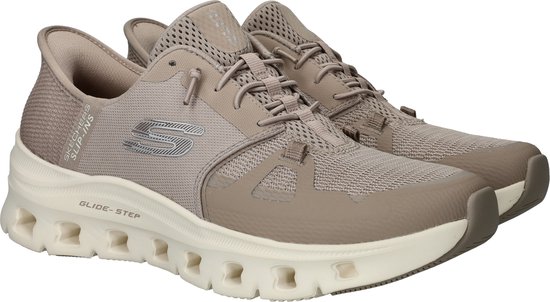 Paar beige Skechers Slip-ins Glide-Step sneakers met veters en een opvallende beige zool.
