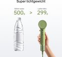 Hand die een lichte, groene Laifen Mini föhn vasthoudt, vergeleken met een fles water.
