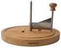 Houten kaasplank met kaas prikker en kaas rasp, met kleine kaasblokjes.
