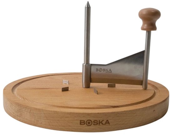 Houten kaasplank met kaas prikker en kaas rasp, met kleine kaasblokjes.