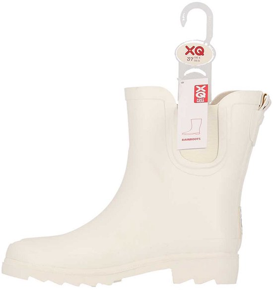 Crèmewitte XQ chelsea regenlaars met hangend label met tekst 'RAINBOOTS'.