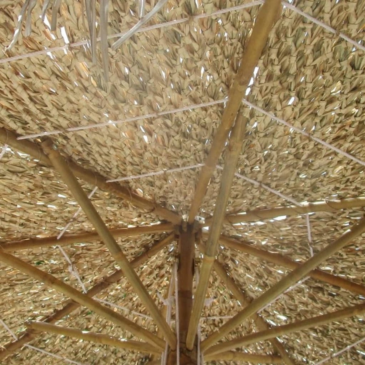 Bamboe parasol met dak van bananenbladeren, 270 cm lang, ideaal voor zonnescherm en tuin decoratie.