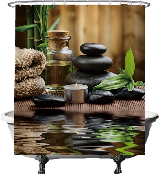 Rideau de douche avec bambou, serviettes, pierres de massage, une bougie et une petite bouteille d'huile. Avec reflets dans l'eau.