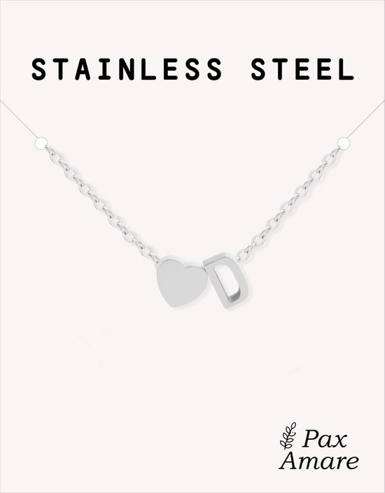 Collier argenté avec un cœur et la lettre D, sur une carte Pax Amare.