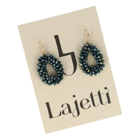Groene druppelvormige oorbellen, bezet met kleine glimmende kraaltjes, met gouden haken, op een kaart met Lajetti logo.