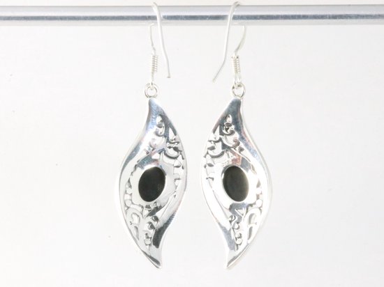 Boucles d'oreilles longues en argent ciselé avec onyx