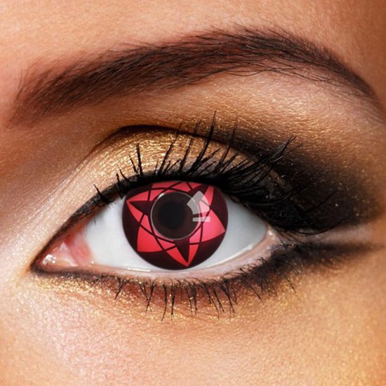 Close-up van een oog met een rode en zwarte Sharingan-contactlens en gouden oogschaduw.