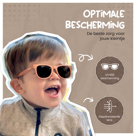 Lachend jongetje met peachy roze zonnebril met UV400 bescherming en gepolariseerde lens.