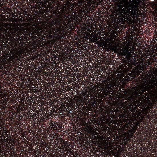 Close-up van donkerbruine nagellak met veel fijne zilveren en gekleurde glitters.