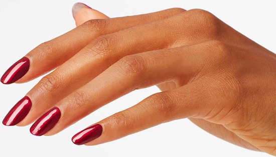 Hand met een donkere huidskleur, nagels gelakt met glinsterende rode nagellak.