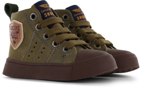 Groene hoge veterschoenen met bruine neus en zool, met een patch aan de zijkant.