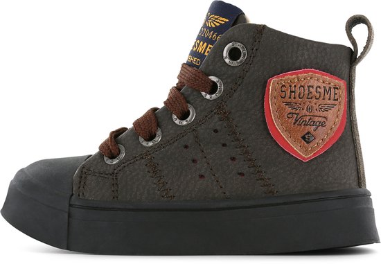 Zijzicht van een donkerbruine leren hoge sneaker met bruine veters, rits en een geborduurd logo.
