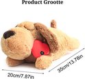 Bruine puppy knuffel, 20 cm breed, met een rood hart.