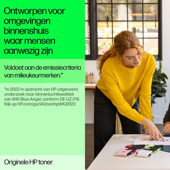 Des femmes travaillant à un bureau dans un bureau. Conçu pour les environnements intérieurs où les gens sont présents.