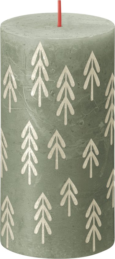Rustieke groene stompkaars met een wit kerstboompjespatroon en een rode lont.