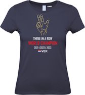 Dames T-shirt Three in a Row World Champion | Formule 1 fan | Max Verstappen / Red Bull racing supporter | Wereldkampioen | Navy dames | maat XXL