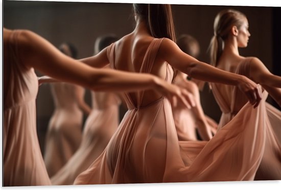 Dibond - Elegante Vrouwen in Jurken aan het Dansen - 105x70 cm Foto op Aluminium (Wanddecoratie van metaal)