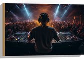 Hout - Dj achter Dj Booth voor Vol Publiek - 60x40 cm - 9 mm dik - Foto op Hout (Met Ophangsysteem)