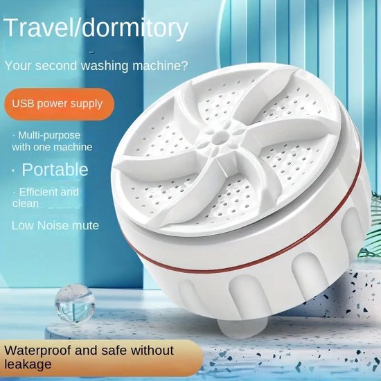 Compacte, witte mini-wasmachine met rode rand, staand op een steen met waterdruppels.