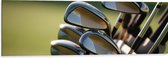 Dibond - Golf Clubs in Trolley op Golfbaan - 120x40 cm Foto op Aluminium (Met Ophangsysteem)