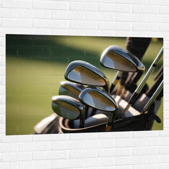 Muursticker - Golf Clubs in Trolley op Golfbaan - 120x80 cm Foto op Muursticker