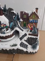 Village de Noël avec patineurs et cheval avec lumière, mouvement et son 17cm de haut 23cm de long
