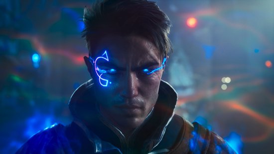 Close-up van een man met blauwe magische gloed op zijn gezicht en ogen, omringd door nevelige effecten.