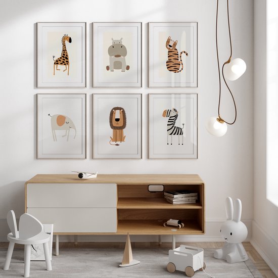 Un ensemble de six affiches représentant des dessins enfantins d'animaux de safari : girafe, hippopotame, tigre, éléphant, lion et zèbre.